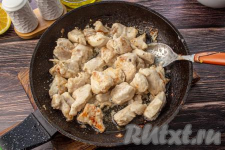 Растительное масло хорошо прогрейте в сковороде, затем выложите кусочки филе, обжаривайте мясо при сильном нагреве до румяности со всех сторон (ориентировочно, минуты по 2-3 с каждой стороны).