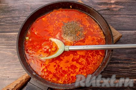 Затем в сковороду влейте воду (300-400 мл), добавьте сахар, соль, чёрный молотый перец и прованские травы. Доведите до кипения и снимите томатный соус с плиты.