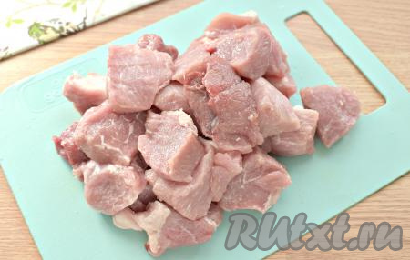 Свинину для шашлыка нарезаем на кусочки весом, приблизительно, 40 грамм.