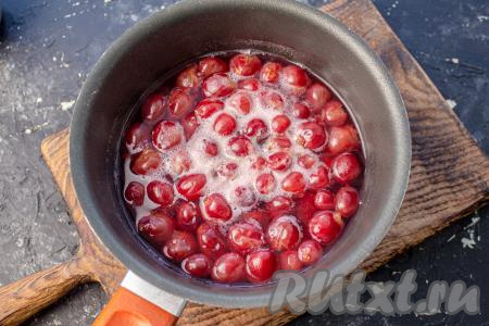 Доведите до кипения и проварите ягоды на небольшом огне 7-8 минут. 