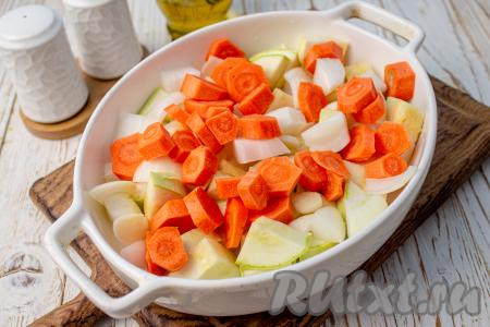 Поверх овощей выложите нарезанную на кружочки морковку.
