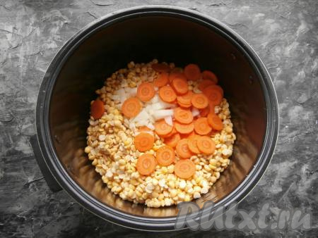 Морковку и лук почистить. Высыпать горох в чашу мультиварки, добавить нарезанные крупно лук и морковь.