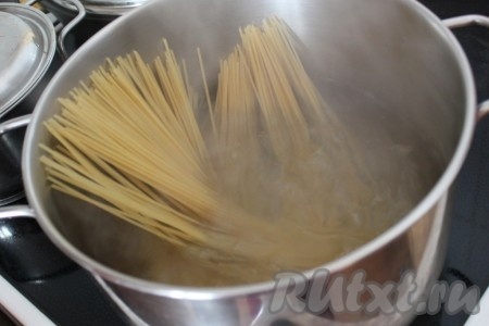 Положить спагетти (или другую пасту) в кипящую воду и варить до состояния аль денте (то есть варить на 1-2 минуты меньше, чем указано на упаковке пасты).
