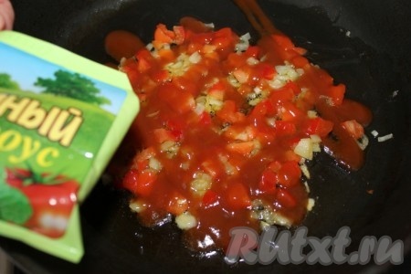 Лук и болгарский перец порезать, слегка обжарить на оливковом масле, добавить к ним томатный соус и немного потушить.
