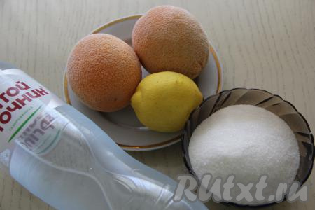 Апельсины хорошо вымыть и убрать в морозилку на ночь. Газированную воду охладить в холодильнике.