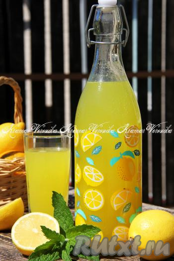 Взболтать лимонад и подать к столу, разлив по стаканам. Оставшийся в холодильнике концентрат развести в газированной (или фильтрованной) водой по мере необходимости. Посмотрите, какой яркий лимонад получился из замороженных апельсинов и лимона! Этот вкусный, в меру сладкий напиток прекрасно освежит даже в самый жаркий день!