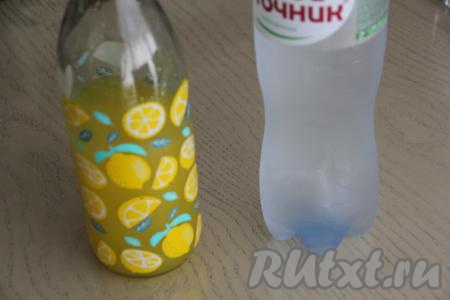 В полуторалитровую  бутылку влить 500 миллилитров приготовленного концентрата из апельсинов и лимона, добавить 1 литр холодной газированной воды.