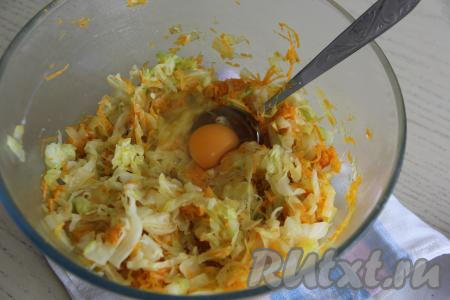 В миску с тёплой капустой добавить не горячие обжаренные овощи, яйцо, перемешать.