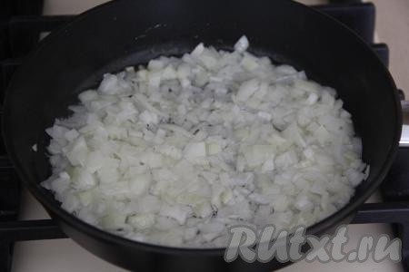 Влить в сковороду растительное масло, выложить в него мелко нарезанный лук и обжаривать его, помешивая, минут 5.