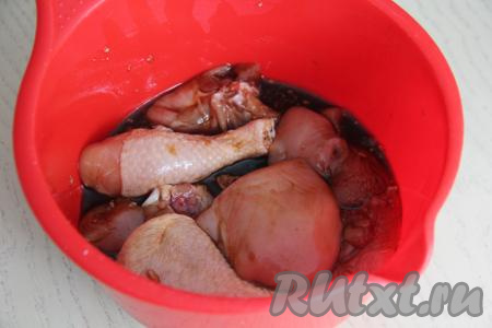 Хорошо перемешать кусочки курицы с чесноком и соевым соусом, оставить минимум на 30 минут при комнатной температуре. Мариновать можно от 30 минут до 2 часов.