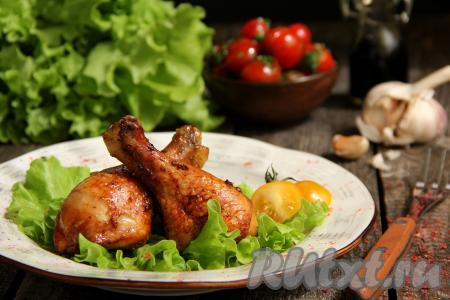 Аппетитные, сочные кусочки курицы, запечённые в соевом соусе, достать из духовки и подать к столу в горячем виде. Нежная мякоть и глянцевая корочка куриного мяса порадуют вас своим вкусом!