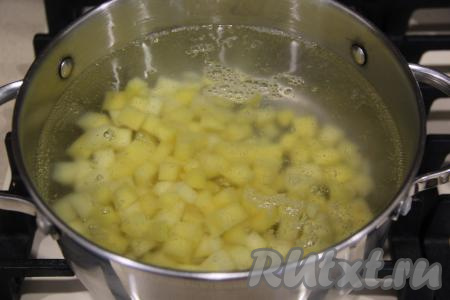 В кастрюлю влить 1,5 литра воды, добавить картошку и довести до кипения. Варить на небольшом огне до готовности картофеля (примерно, 15 минут).