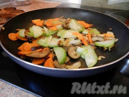 Обжарить на оливковом масле лук и морковь до золотистого цвета, затем добавить баклажаны, кабачки, сладкий перец.
