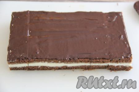 Шоколад растопить на водяной бане (или в микроволновке) и покрыть пирожные сверху достаточно горячим шоколадом. Поставить на 10-15 минут в холодильник.