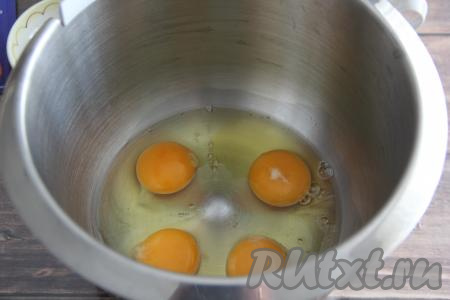 Вначале замесим тесто для бисквита, для этого в чашу миксера нужно вбить яйца.