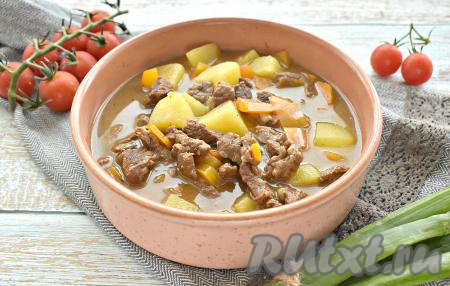 Суп-гуляш, приготовленный из говядины по-венгерски, получается очень вкусным, ароматным и наваристым.