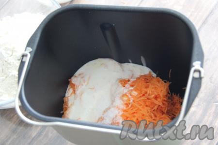 В чашу хлебопечки выложить натёртую морковь, влить кефир, заранее подогретый до комнатной температуры. Всыпать соль и сахар. Добавить растопленное сливочное масло.