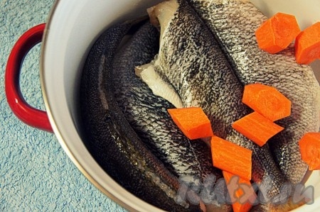 Морковь очистить и крупно нарезать, добавить к рыбе.