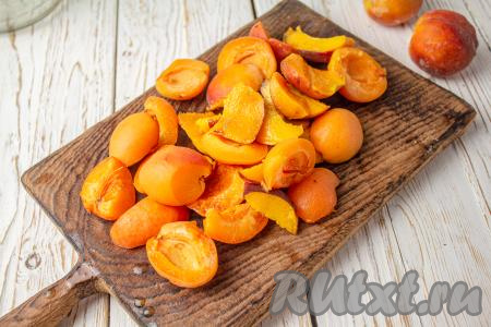 Промойте хорошо абрикосы и персики. Абрикосы разделите пополам и удалите косточку. Персики нарежьте на крупные дольки, косточку тоже удалите.  Если на фруктах есть чуть подпорченные места - срежьте.