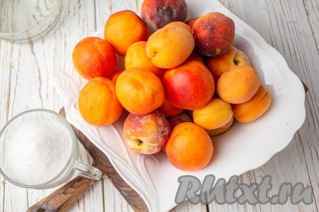 Подготовьте продукты для приготовления компота из персиков и абрикосов на зиму. 