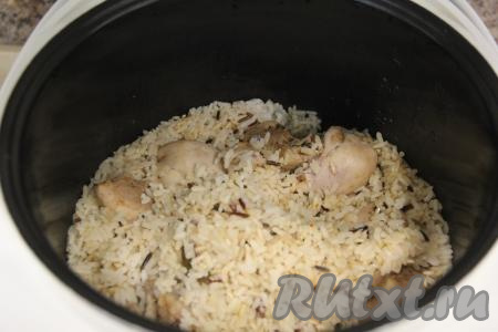 По истечении времени блюдо будет готово. Рис станет рассыпчатым и пропитанным куриным бульоном, а мясо курицы будет мягким и сочным. 