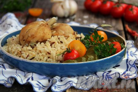 Разложить рис с куриными ножками из чаши мультиварки по тарелкам и подать к столу. Очень вкусно! Да и готовится, благодаря мультиварки, это блюдо достаточно просто! 