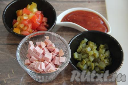 Огурец, помидоры и колбаску нарезать на мелкие кубики.