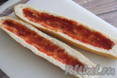 Смазать багет внутри кетчупом (или томатным соусом).