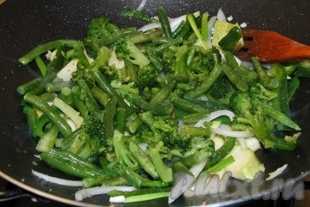 Через 3 минуты добавить зеленую фасоль и капусту брокколи.