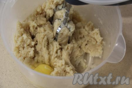 Переложить заварное тесто в чашу миксера, дать ему слегка остыть. Добавлять в заварное тесто по одному яйцу, тщательно взбивая тесто миксером после добавления каждого яйца.