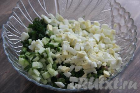 В миске соединить нарезанные зелень, огурцы и яйца, перемешать, посолить по вкусу. Получившуюся смесь овощей и яиц можно хранить в холодильнике, а заправлять холодник овощным бульоном непосредственно перед подачей.