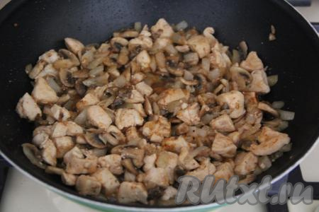 Обжаривать грибы с курицей и луком, иногда помешивая, в течение 10 минут. 