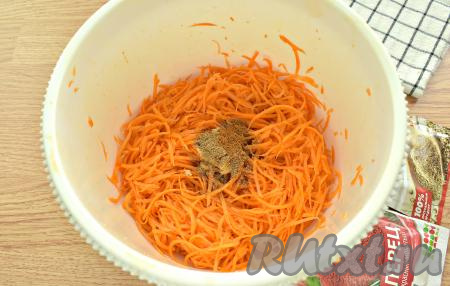 На чеснок всыпаем молотый кориандр и красный молотый перец. По желанию, можно добавить готовую приправу для моркови по-корейски.