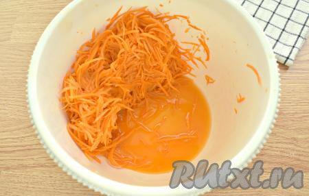 Перемешиваем морковку с сахаром и солью, оставляем на 20-30 минут. Затем морковку нужно отжать, а выделившийся сок слить (этот морковный сок нам больше не понадобится).