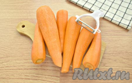 Очищаем нужное количество моркови.