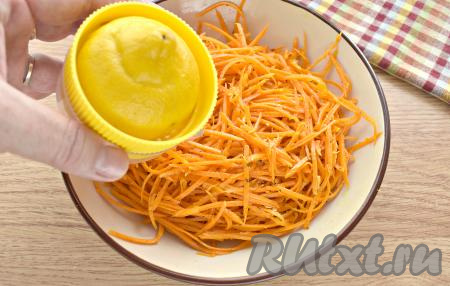 Из лимона выжимаем сок и выливаем его в морковку.