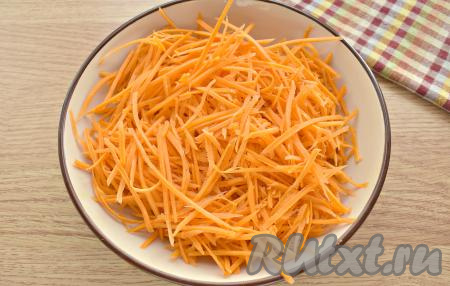 Натираем на тёрке для корейской моркови 500 грамм очищенной морковки, выкладываем в миску.