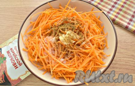 Поверх чеснока всыпаем готовую приправу для корейской моркови (если приправы для корейской моркови нет, то её можно заменить таким же количеством молотого кориандра), добавляем сахар и соль.