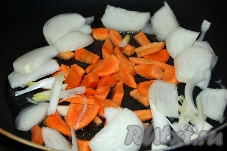 На сковороде поджарить на растительном масле порезанные репчатый лук и морковь.
