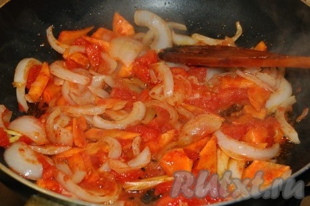 Добавить помидоры в собственном соку и обжаривать 5 минут. Если Вы хотите добавить свежие помидоры, то их нужно предварительно очистить от кожуры и натереть на тёрке (или мелко порезать), а потом добавить к обжаренным моркови и луку.

