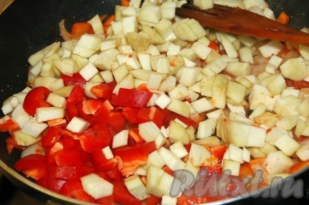 Затем добавить на сковороду нарезанные мелкими кубиками сладкий перец и баклажаны, очищенные от кожицы.
