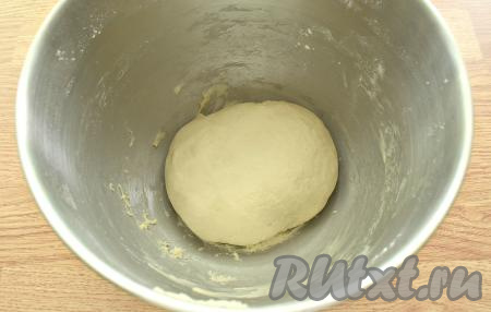 Когда тесто начнёт собираться в ком, вымешиваем его руками. Тесто должно получиться мягким, не липнущим. Перекладываем тесто в миску и на 1 час (до увеличения в объёме раза в 2) убираем в тёплое место для подъёма. 