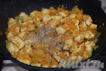 Обжарить курицу с овощами в течение 5 минут, иногда перемешивая, затем добавить специи и соль по вкусу.