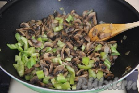 Обжарить грибы с луком в течение 7 минут, помешивая. Затем добавить болгарский перец, нарезанный на полоски или квадратики. Жарить, иногда помешивая, ещё 5 минут.