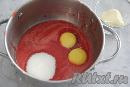 В сотейнике соединить процеженное клубничное пюре, сахар и желтки.