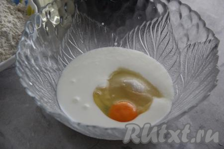 В миске соединить кефир, яйцо, соль и 3 столовые ложки сахара.