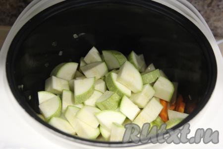 Затем к морковке, луку и картошке добавить кабачок, нарезанный на кусочки среднего размера, перемешать и готовить на режиме "Тушение" под крышкой 20 минут.