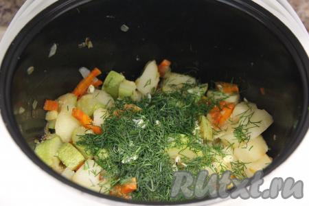 По окончании режима добавить соль, рубленную зелень и мелко нарезанный чеснок. 