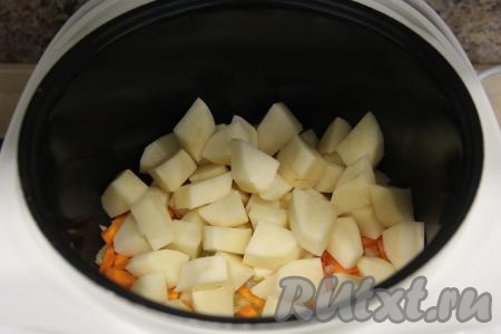 Картошку нарезать на дольки средней величины и добавить в чашу с морковкой и луком, перемешать и закрыть крышку. Выставить режим "Тушение" на 10 минут.