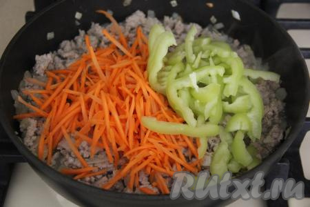 Затем в сковороду с обжаренным фаршем добавить перец, нарезанный на длинные полоски, и морковку, натёртую на тёрке для корейской моркови (или на крупной тёрке).